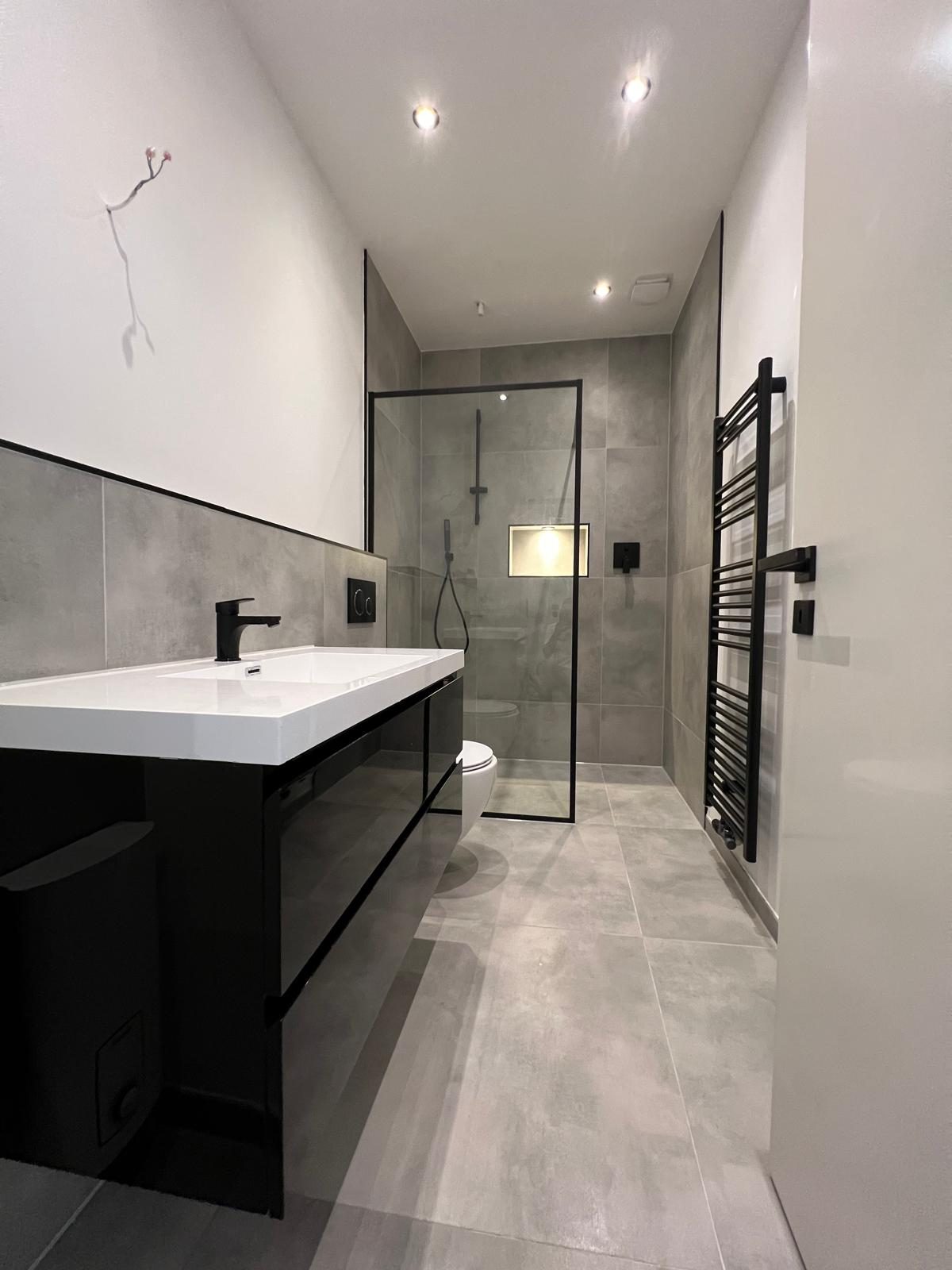 Badezimmersanierung Privatwohnung — modernes Designbad Triaform GmbH