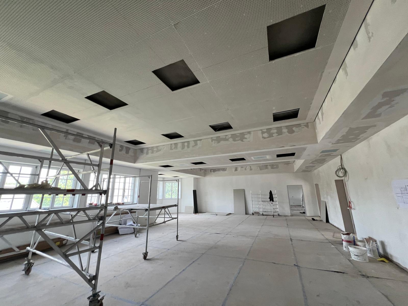 Schule Kempen – Akustikdecke mit LED-Panels Triaform GmbH